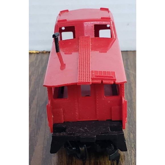 TYCO HO Scale Red White Striped Caboose 689 - Picture 2 of 8